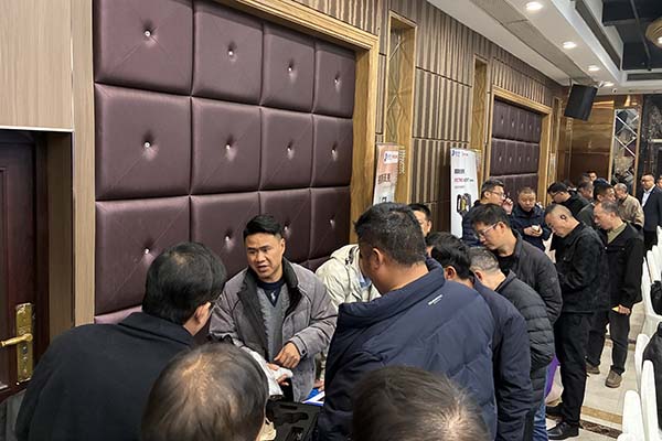 為嘉賓介紹我司產品